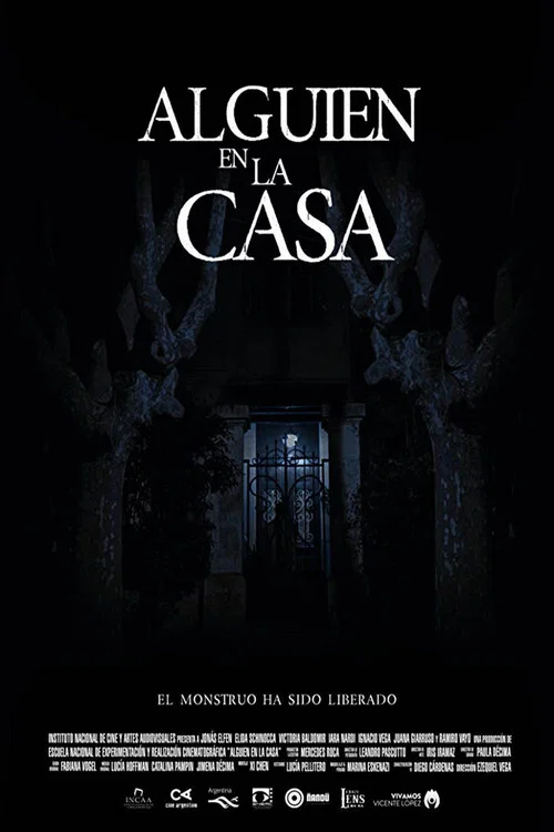 Alguien en la Casa постер