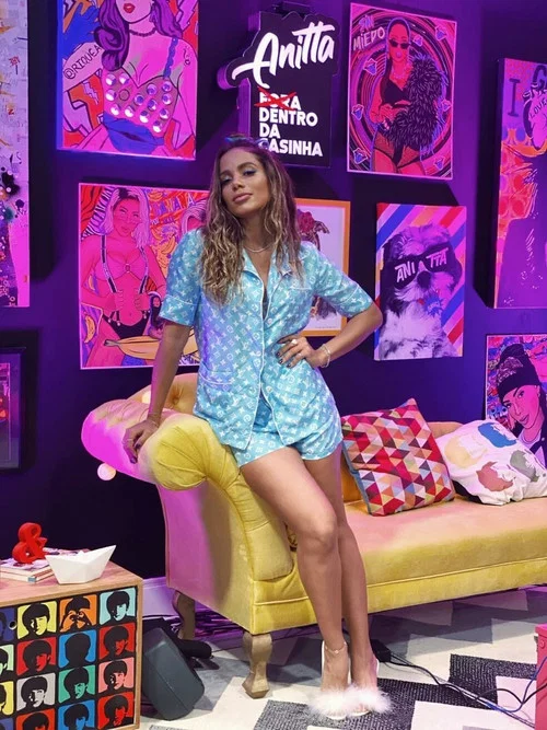 Anitta Dentro da Casinha постер