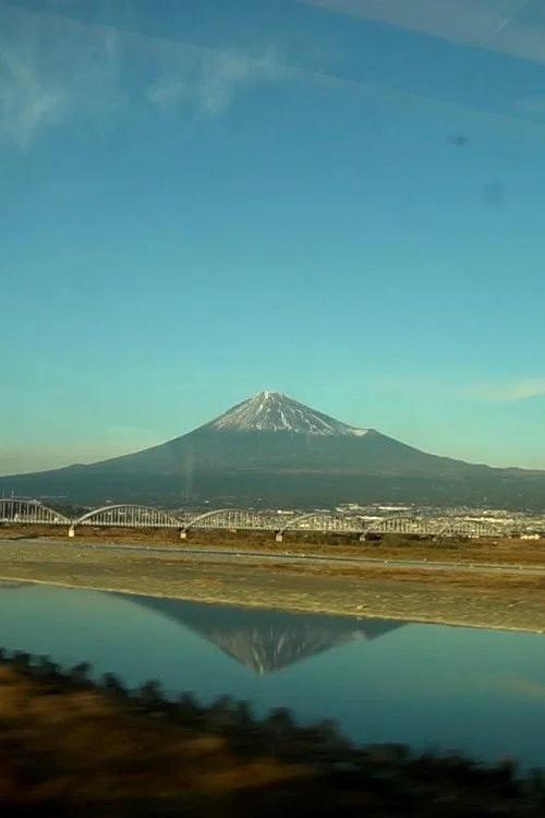 Le Mont Fuji vu d'un train en marche постер