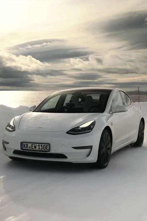 Tesla Model 3 vs. Diesel-SUV vs. Nordkap im Winter! постер
