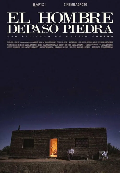 El hombre de paso piedra постер