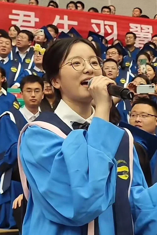 青岛大学学生毕业典礼 постер