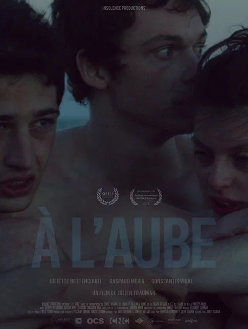 À l'aube постер