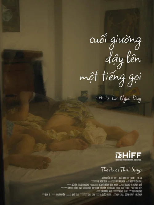 Cuối giường dậy lên một tiếng gọi постер