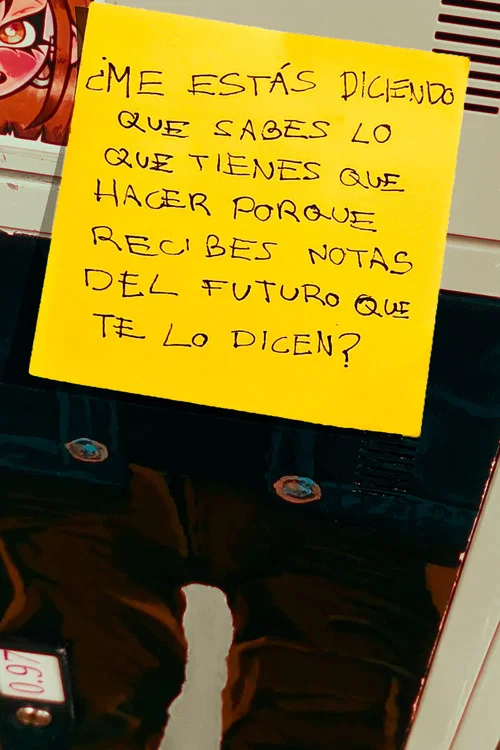 ¿ME ESTÁS DICIENDO QUE SABES LO QUE TIENES QUE HACER PORQUE RECIBES NOTAS DEL FUTURO QUE TE LO DICEN? постер