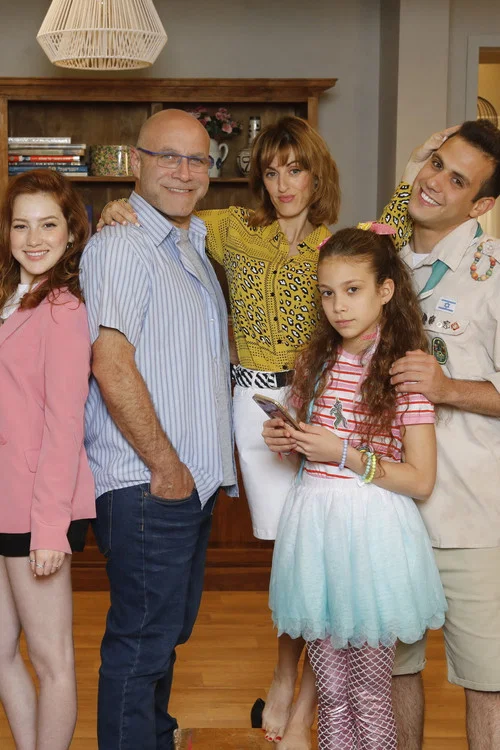 משפחה בהנפקה постер