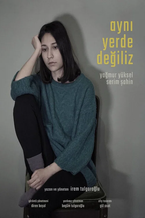 Aynı Yerde Değiliz постер