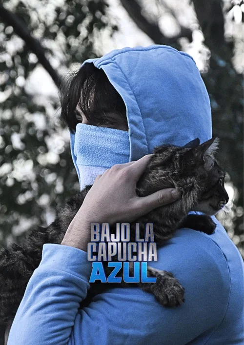 Bajo La Capucha Azul постер