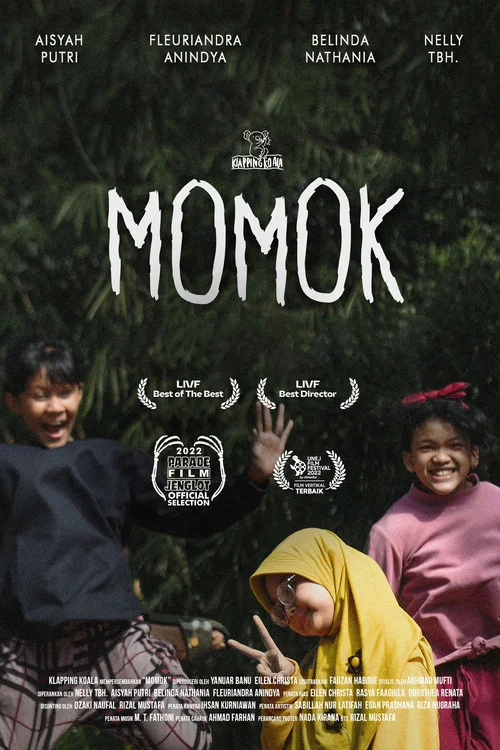 Momok постер
