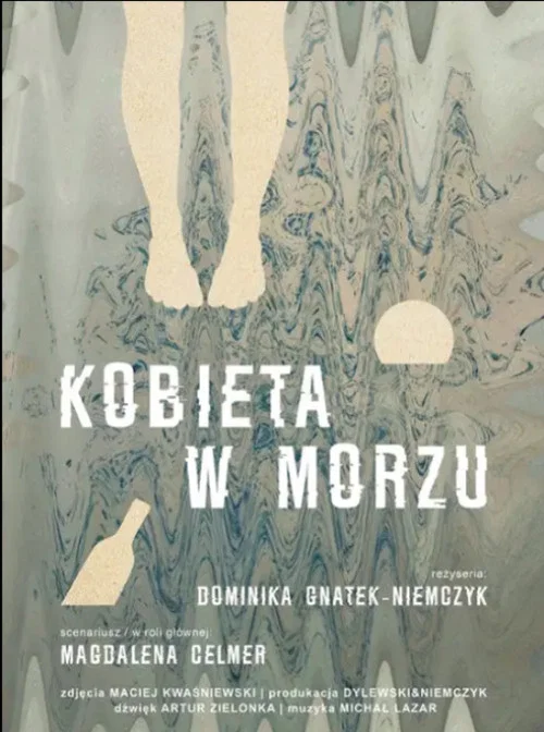 Kobieta w morzu постер