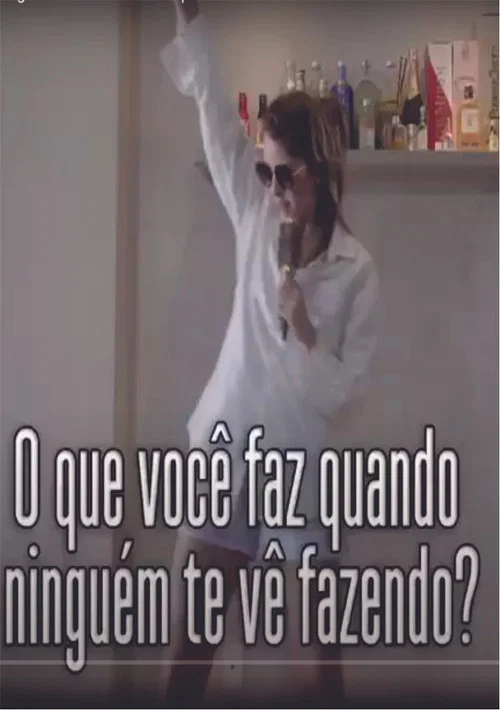 O que voce faz quando ninguem te ve fazendo постер