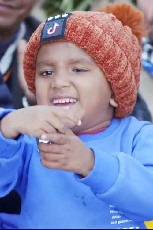 ओठ खोलेर постер