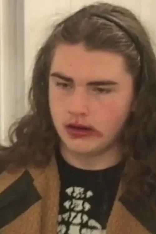 applying makeup постер