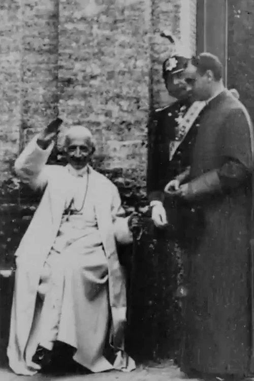 Pope Leo XIII Leaving Carriage and Being Ushered Into Garden, No. 104 постер